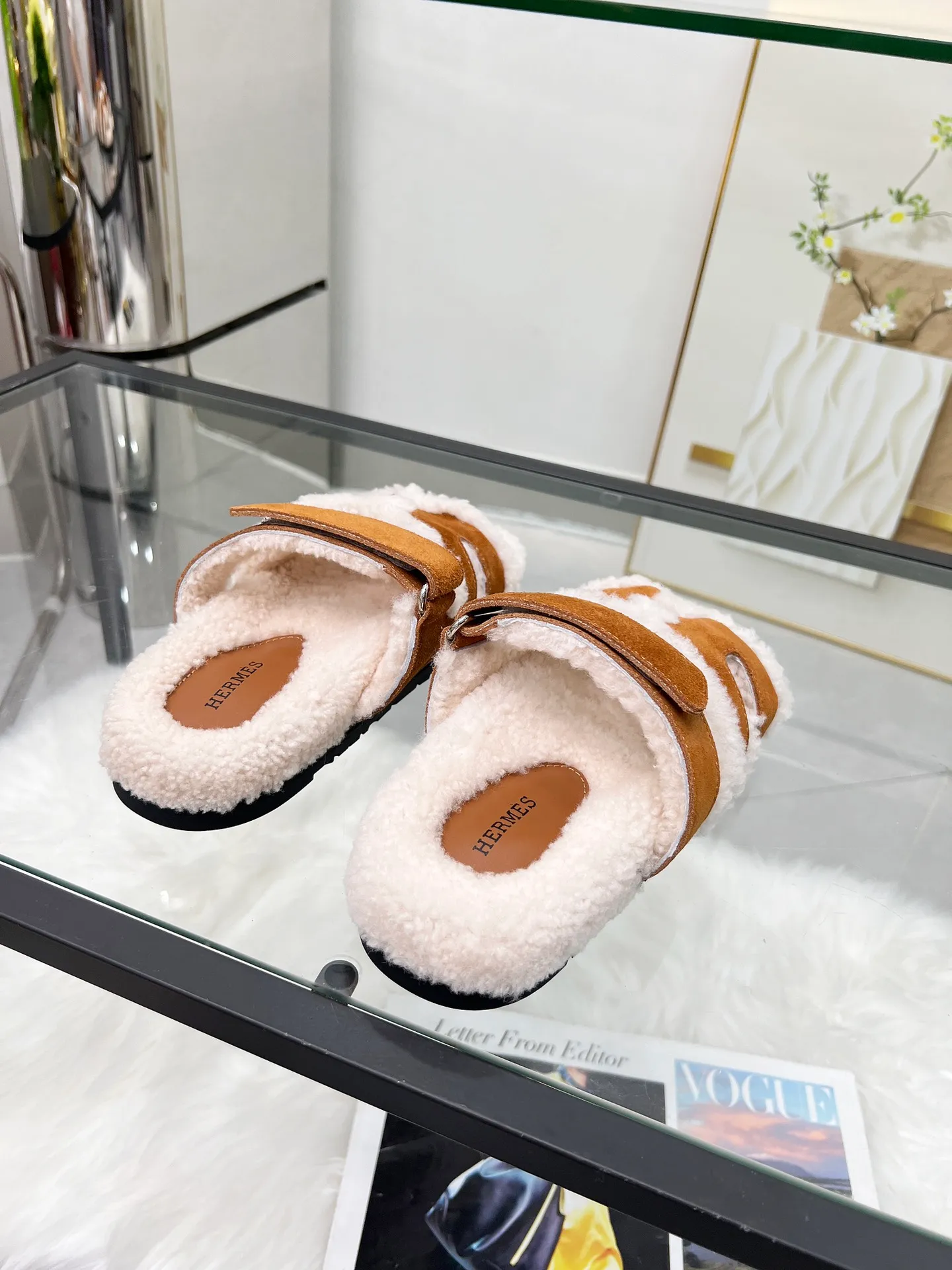 👟👟Ex-factory price 440👟👟 🌸[HERMES] My horse’s classic hot style second uncle🐑wool slippers🆕 are now available. A must-have item for autumn and winter ✅ Versatile and fashionable at home and out on the street 🍀The colors are extremely colorful! Walking Tuscany! TPR non-slip outsole is super light ️ Super comfortable on the feet without any sense of restraint I can’t stop drinking coffee ☕ My second uncle can’t take it off Color: maroon sand color light gray haze blue leather surface black code number: 35-40 (41 customized, non-returnable) Factory ready supply